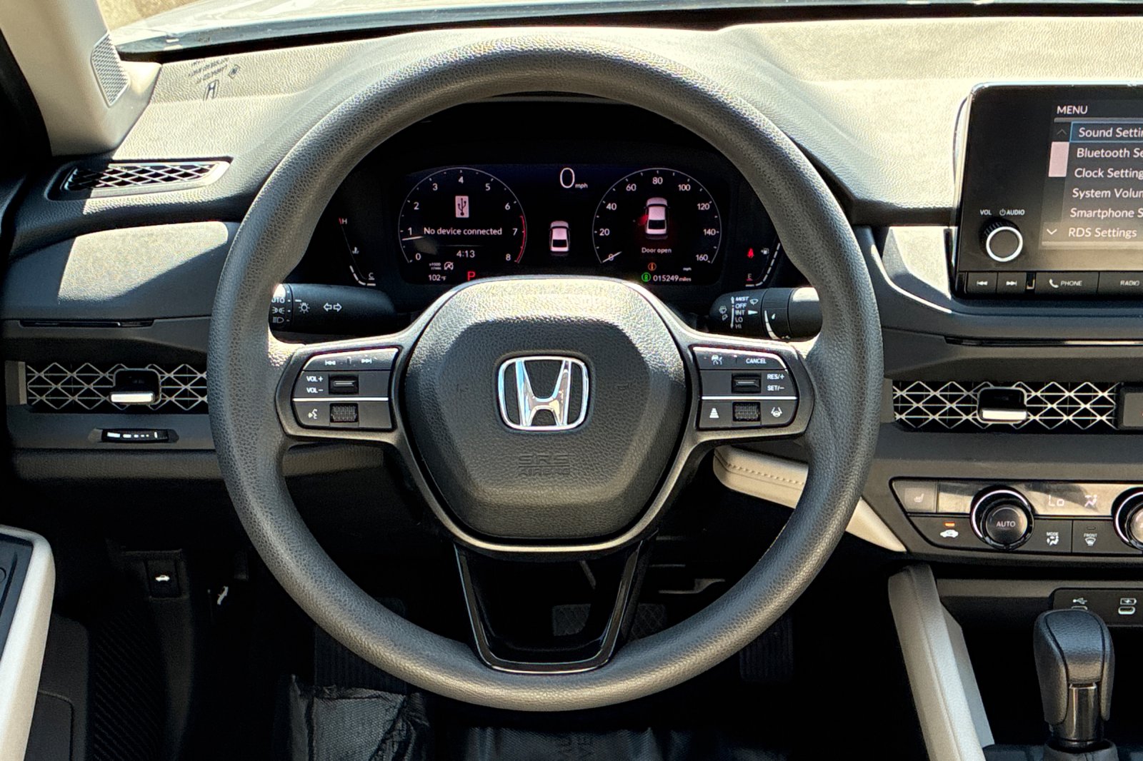 Used 2025 White Honda SE image 28