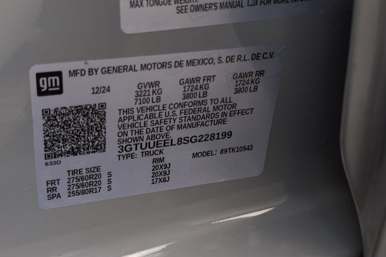 Used 2025 Gray GMC AT4 image 30