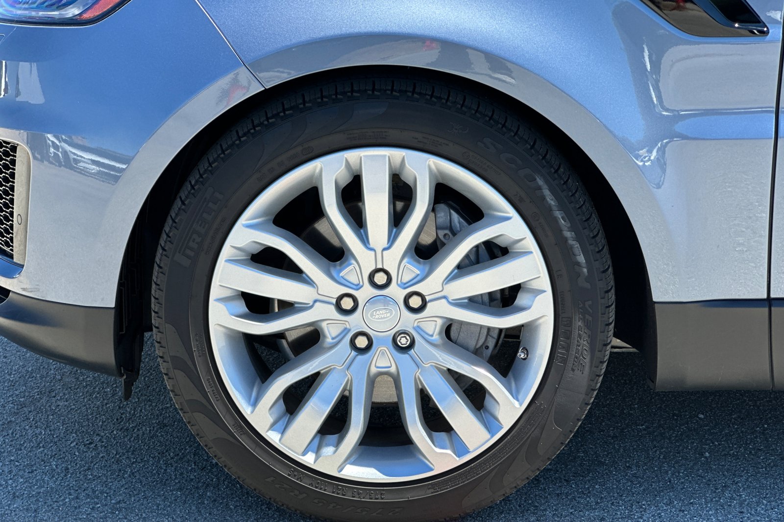 Used 2018  Land Rover SE image 35