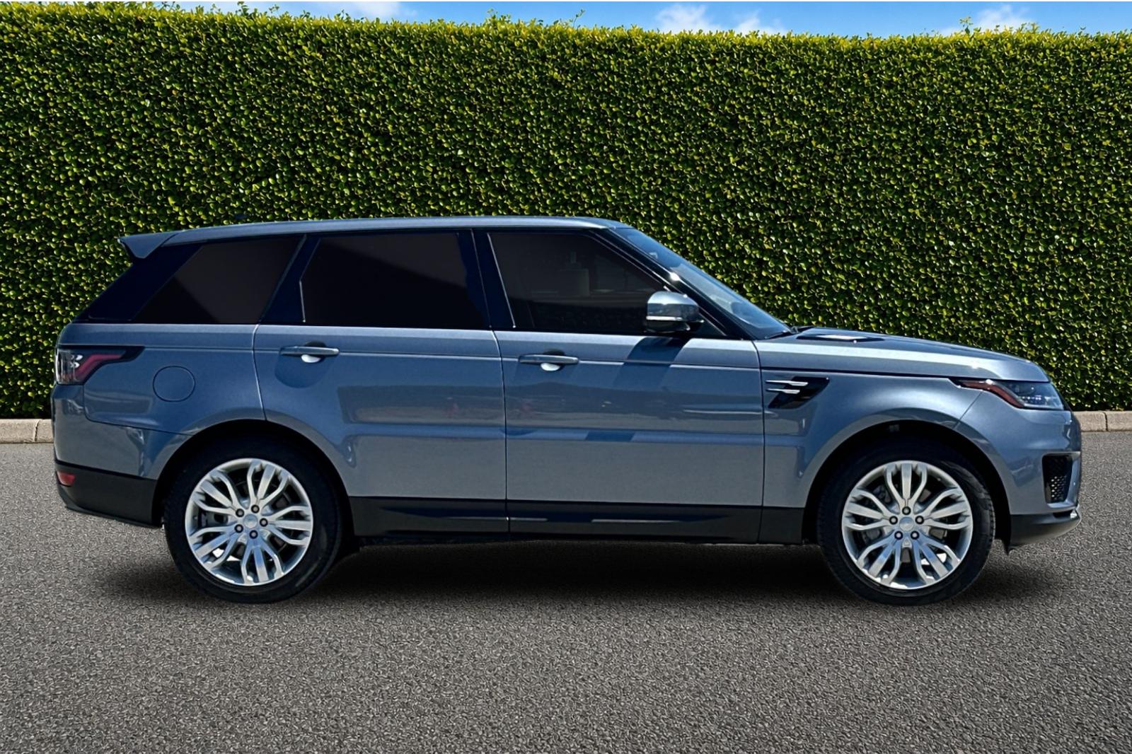 Used 2018  Land Rover SE image 3