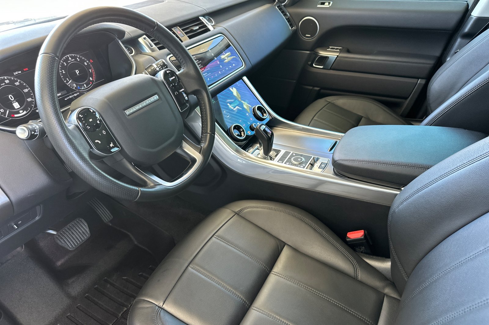 Used 2018  Land Rover SE image 11