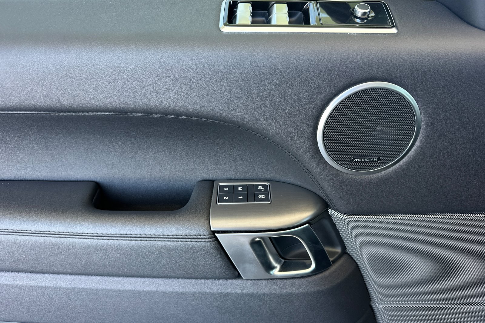 Used 2018  Land Rover SE image 12