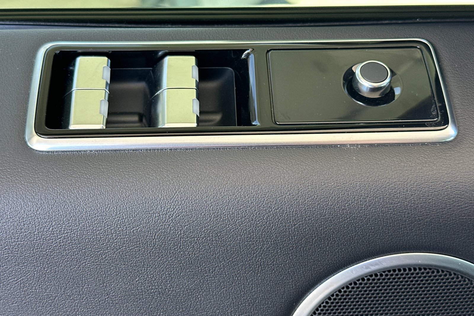 Used 2018  Land Rover SE image 13