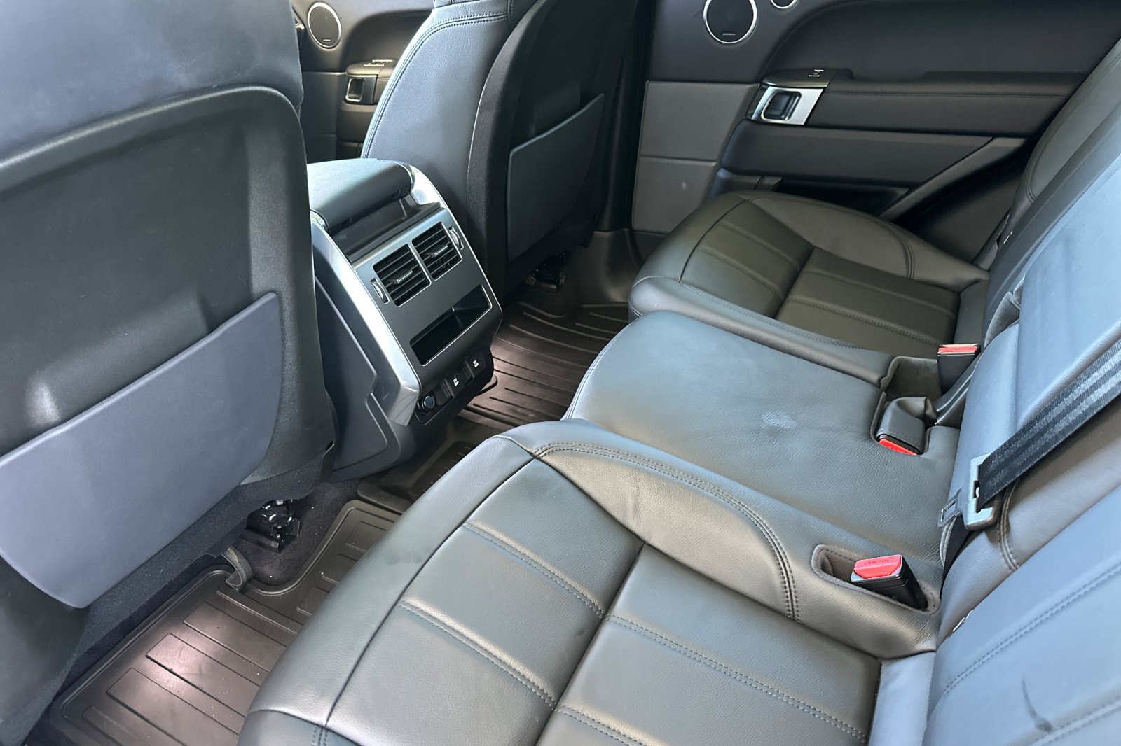 Used 2018  Land Rover SE image 14