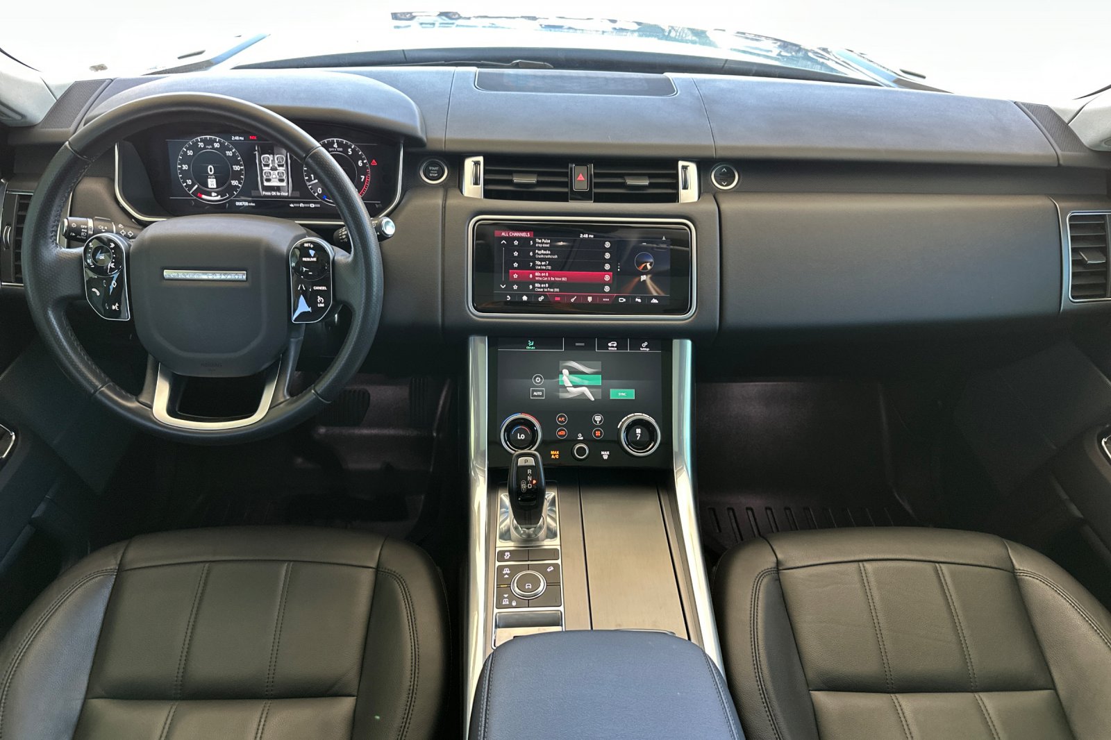 Used 2018  Land Rover SE image 16