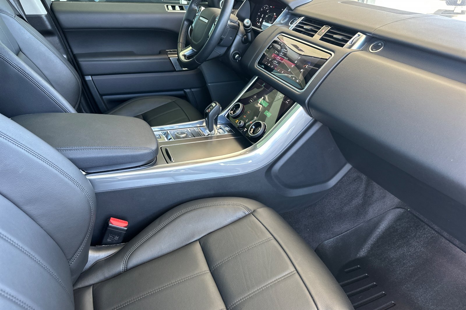Used 2018  Land Rover SE image 19