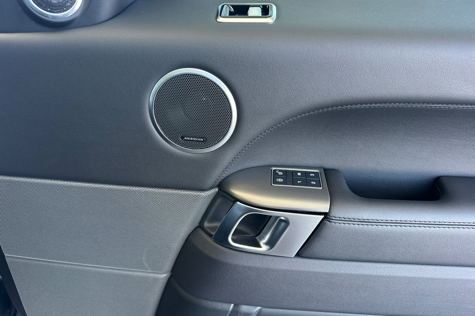 Used 2018  Land Rover SE image 21