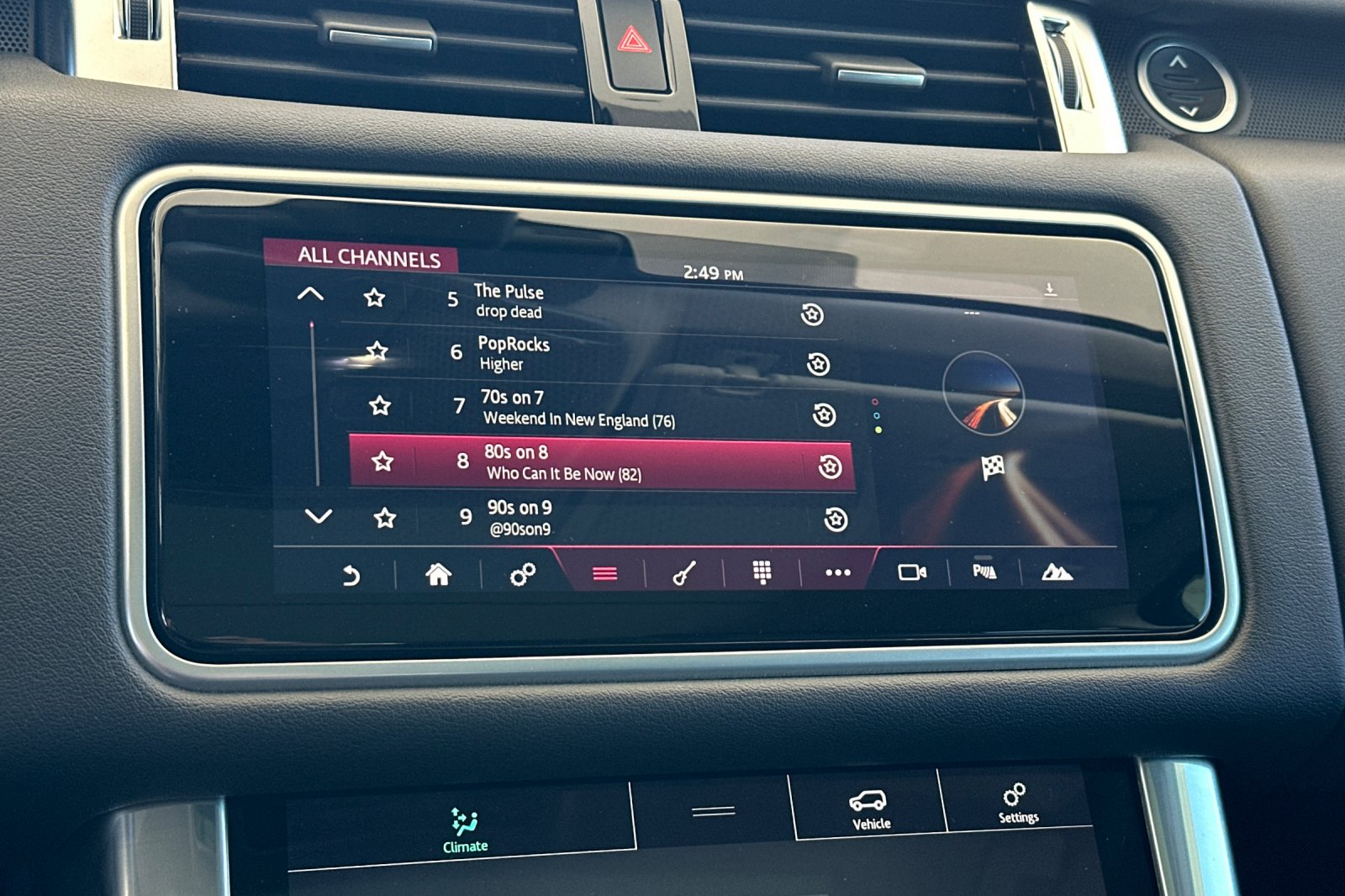 Used 2018  Land Rover SE image 23