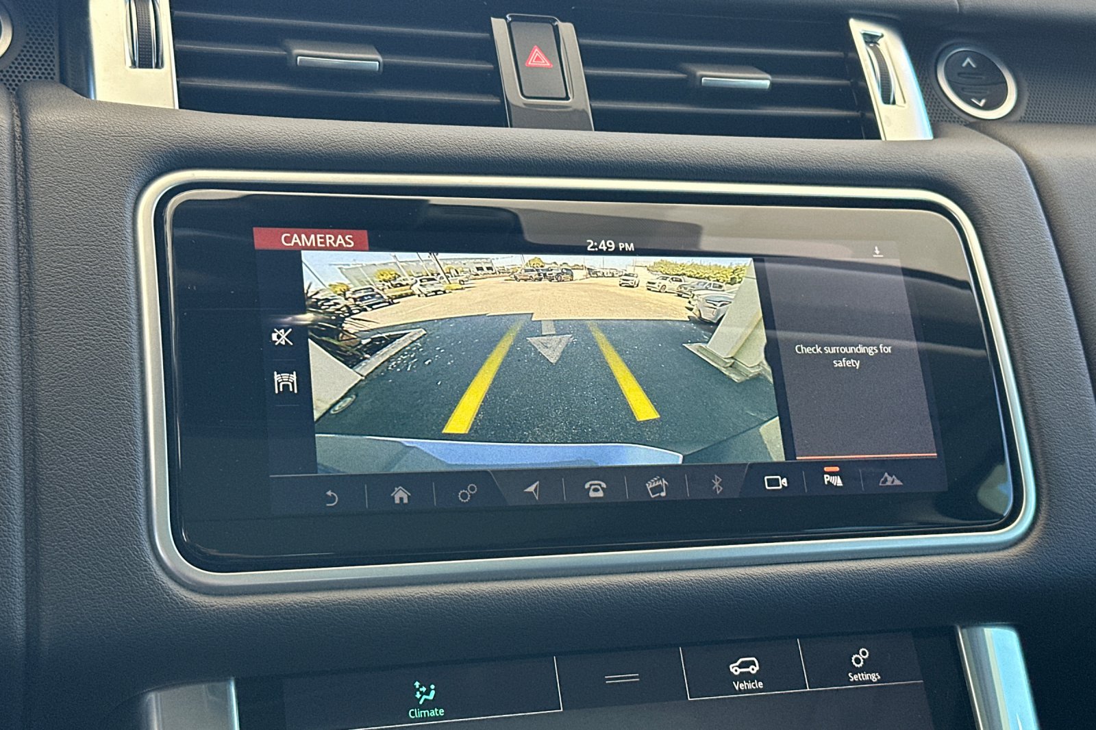 Used 2018  Land Rover SE image 25