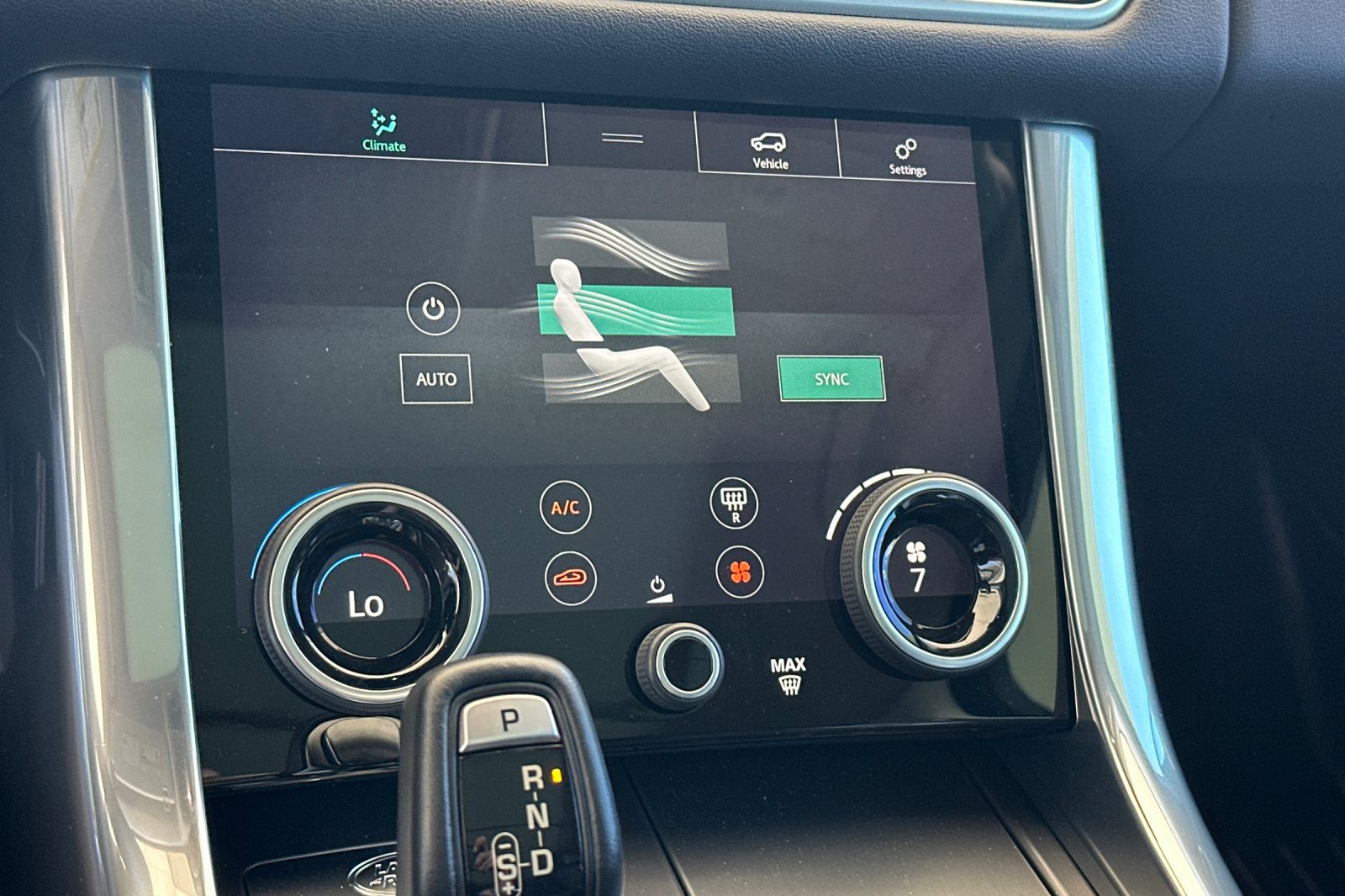 Used 2018  Land Rover SE image 26