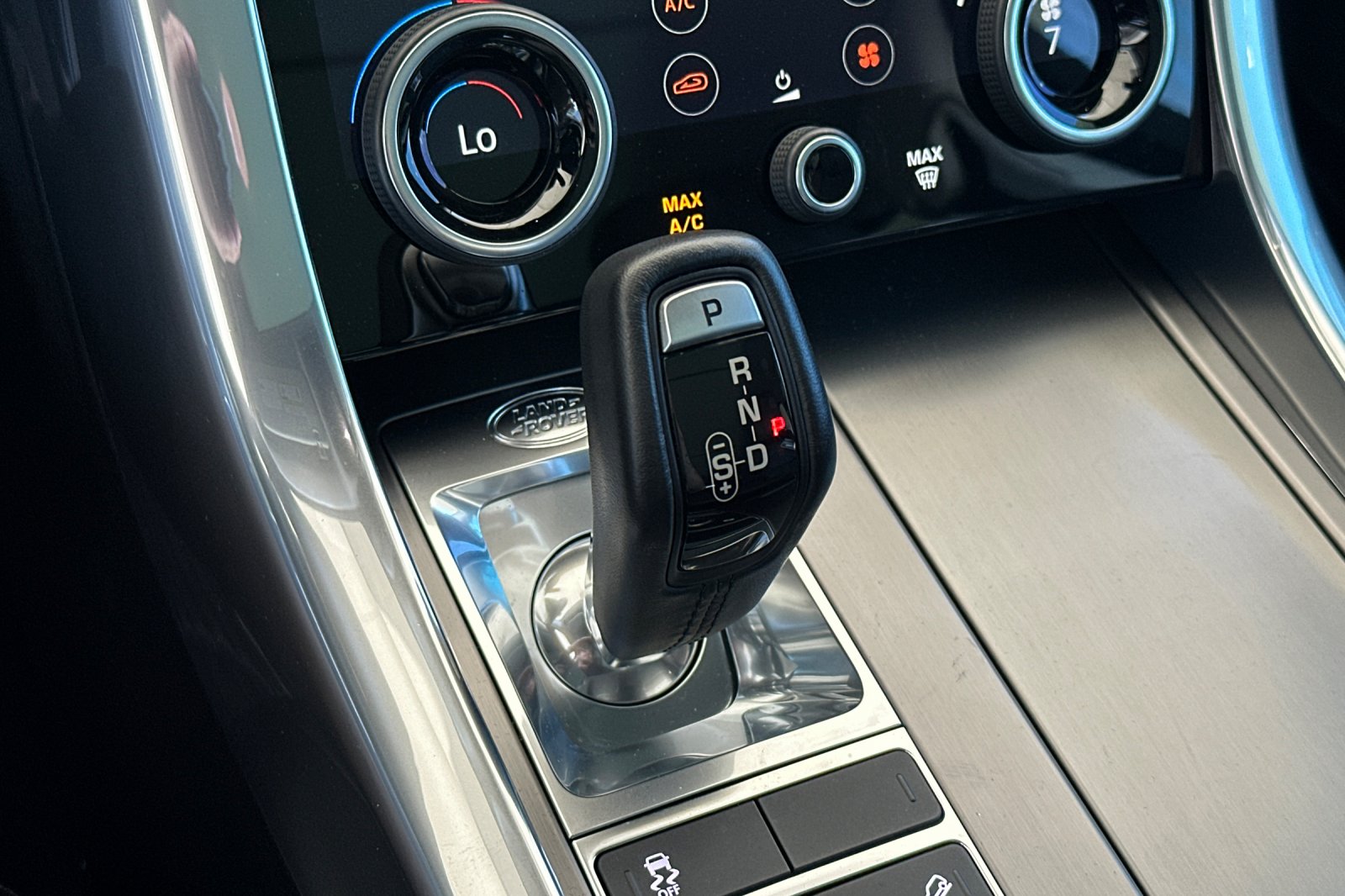 Used 2018  Land Rover SE image 27