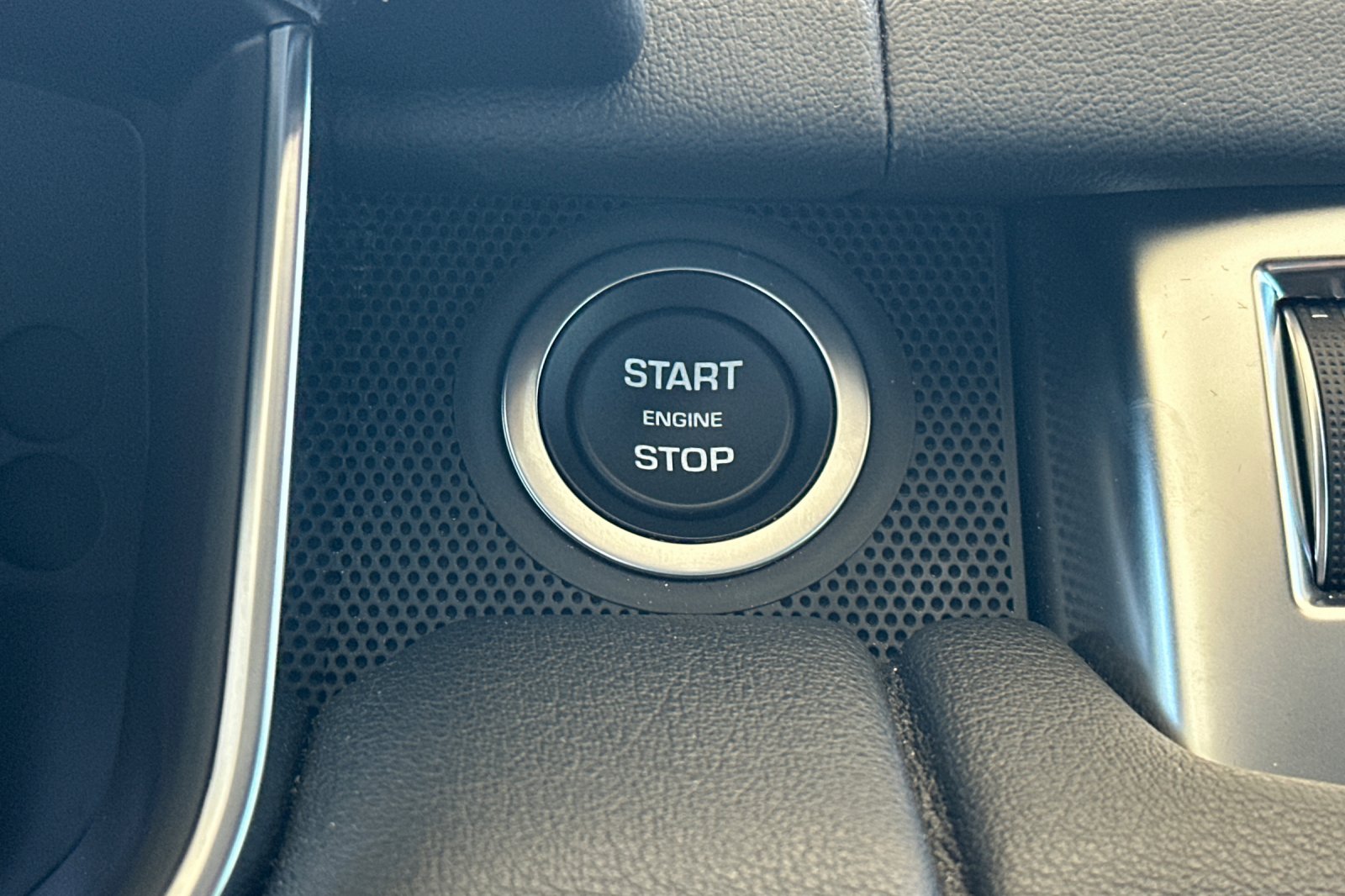 Used 2018  Land Rover SE image 28