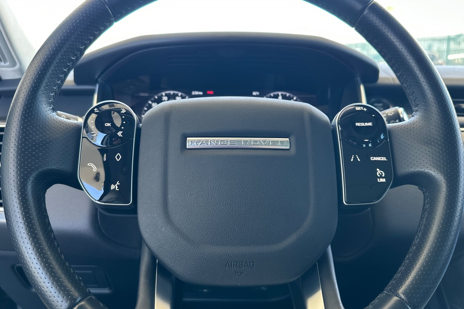 Used 2018  Land Rover SE image 29
