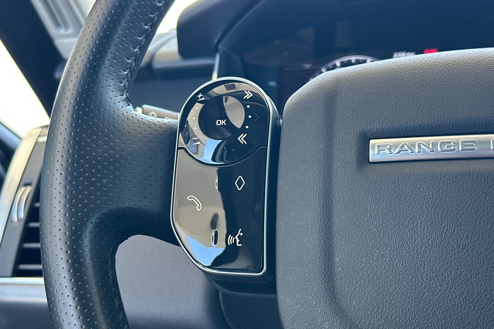 Used 2018  Land Rover SE image 30
