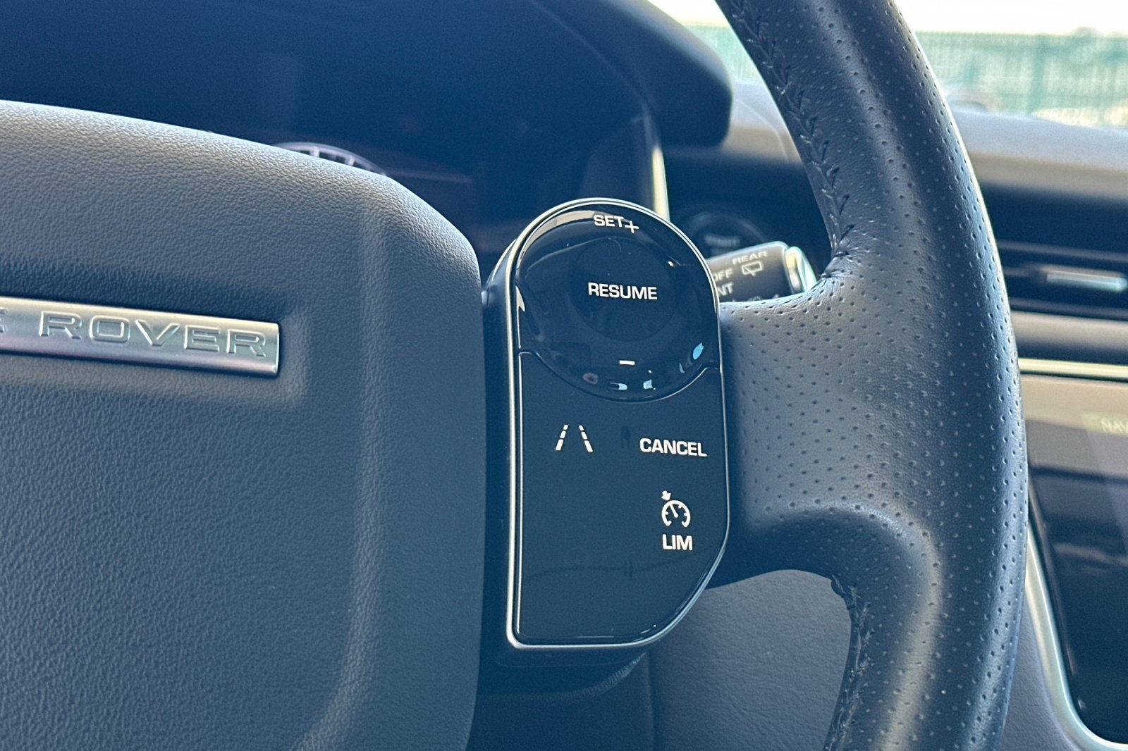 Used 2018  Land Rover SE image 31