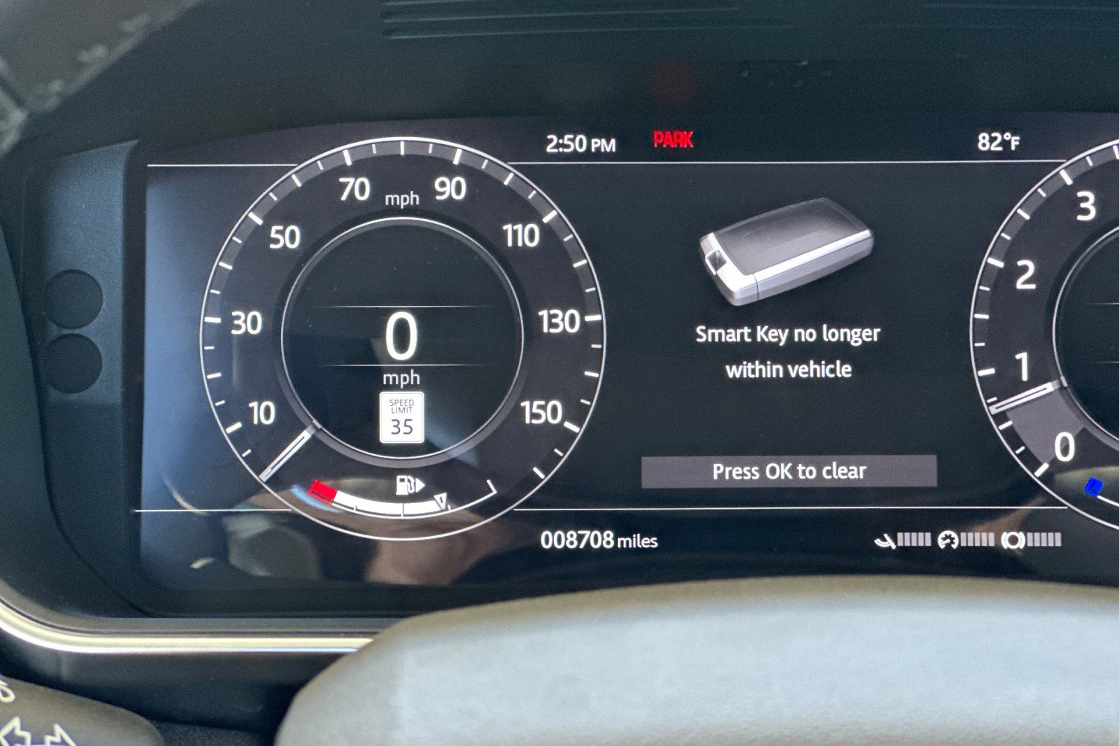 Used 2018  Land Rover SE image 33
