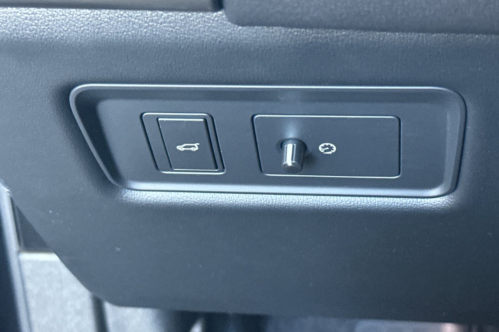 Used 2018  Land Rover SE image 34