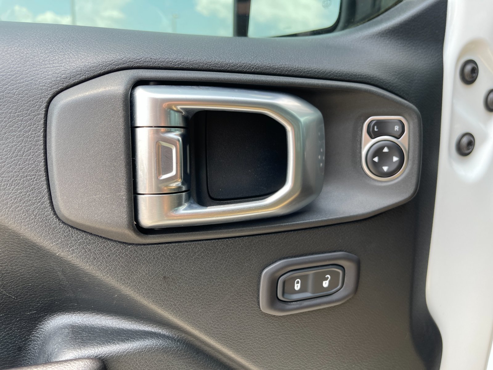 Used 2019 White Jeep Unlimited Sport S image 13