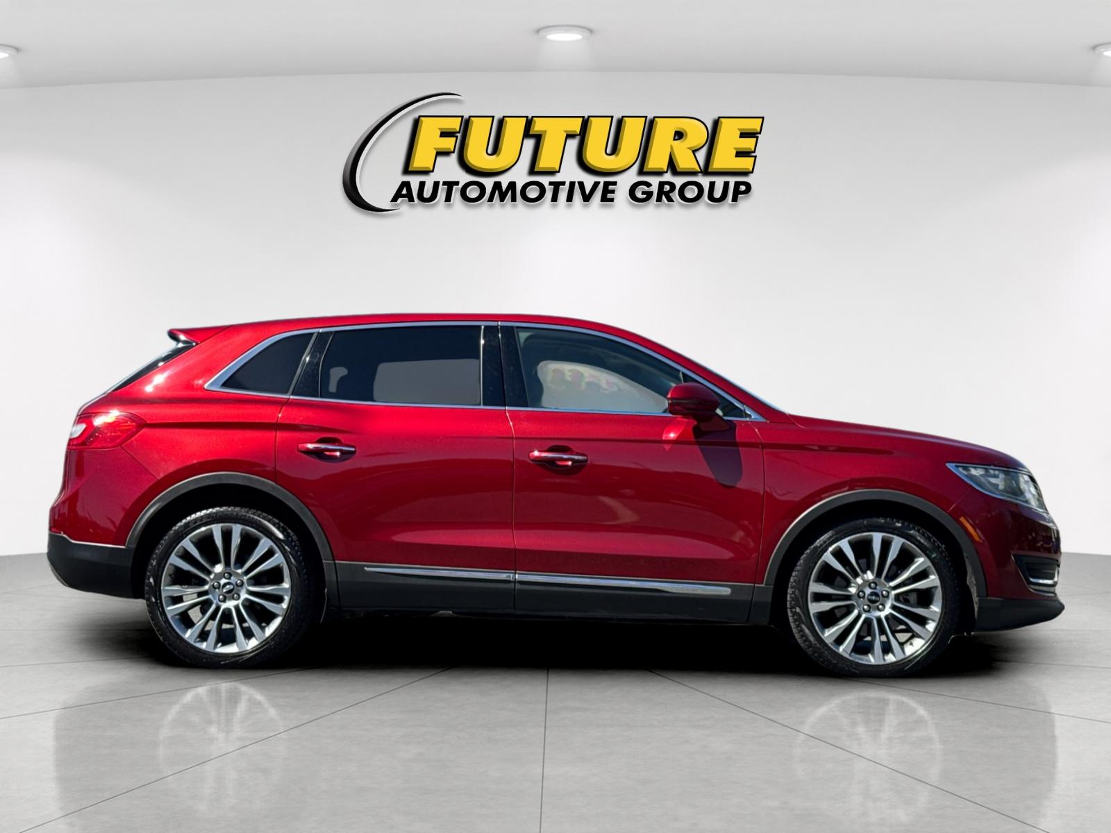 Used 2016 Red Lincoln Reserve image 3