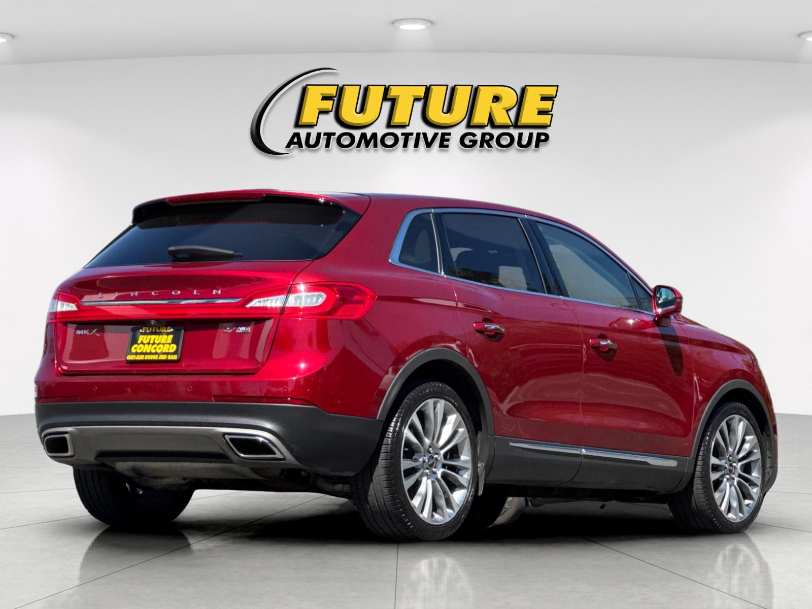 Used 2016 Red Lincoln Reserve image 4