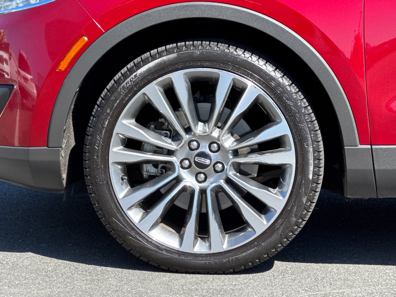 Used 2016 Red Lincoln Reserve image 26