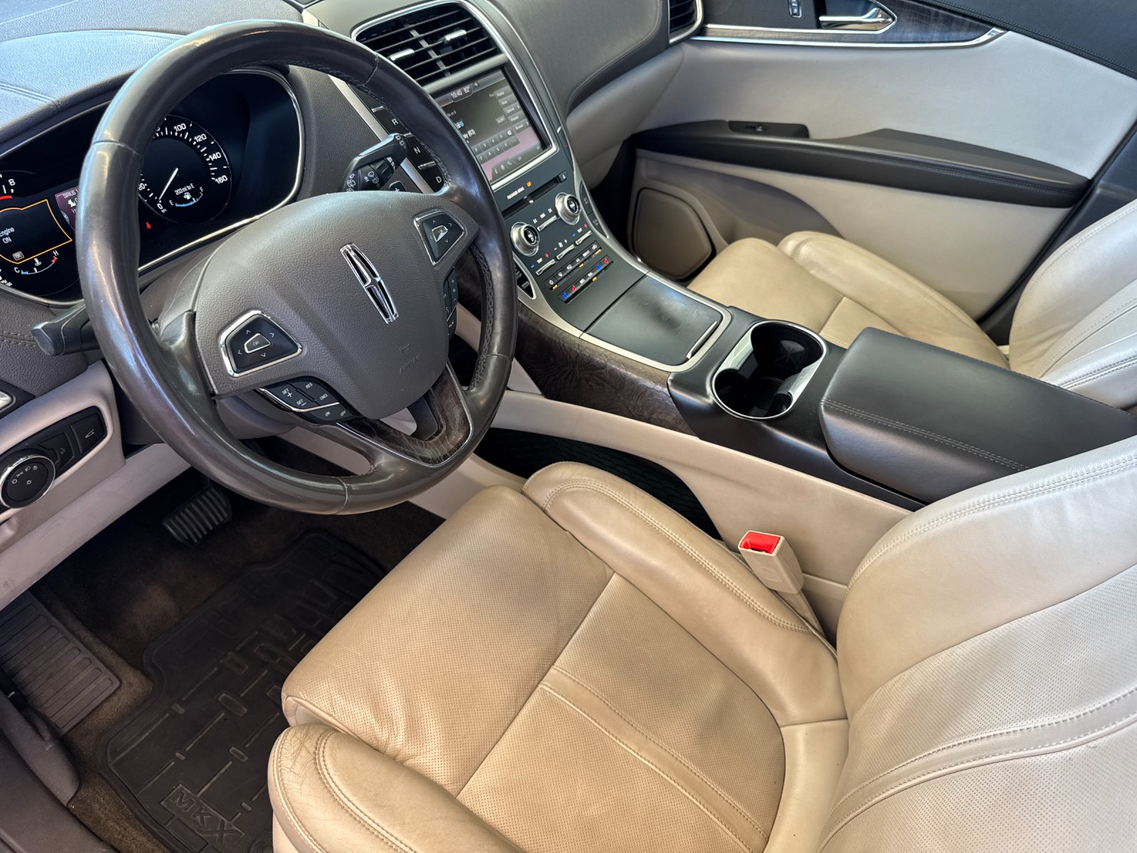 Used 2016 Red Lincoln Reserve image 10