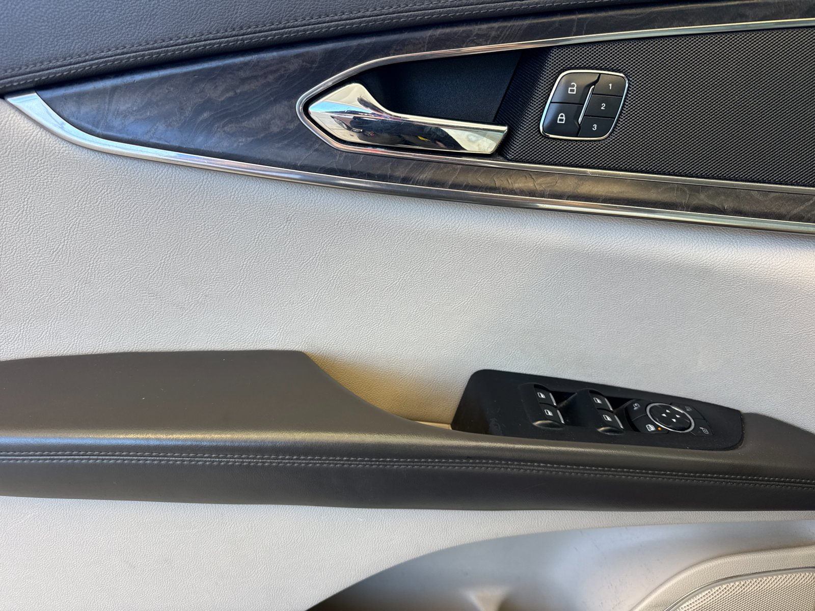 Used 2016 Red Lincoln Reserve image 11