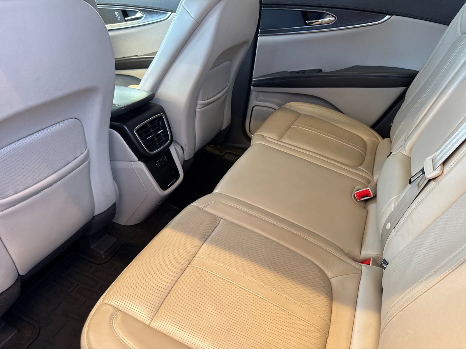 Used 2016 Red Lincoln Reserve image 12