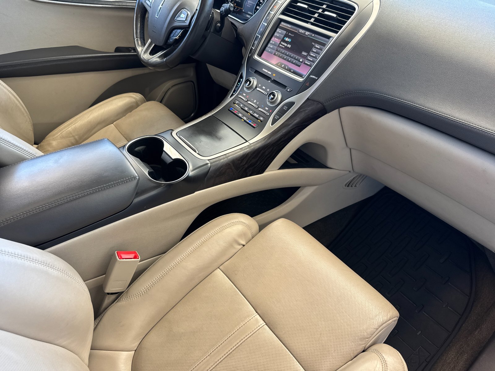 Used 2016 Red Lincoln Reserve image 16