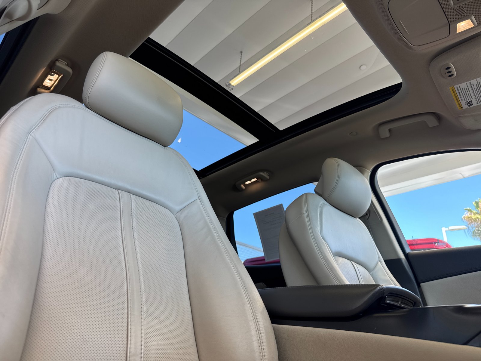 Used 2016 Red Lincoln Reserve image 17