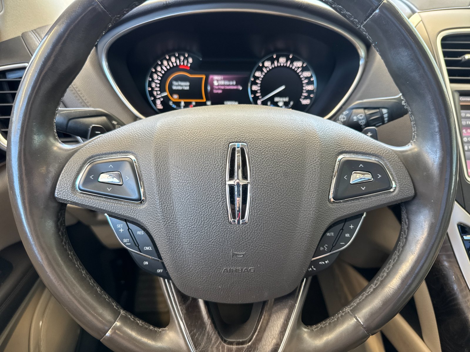 Used 2016 Red Lincoln Reserve image 24