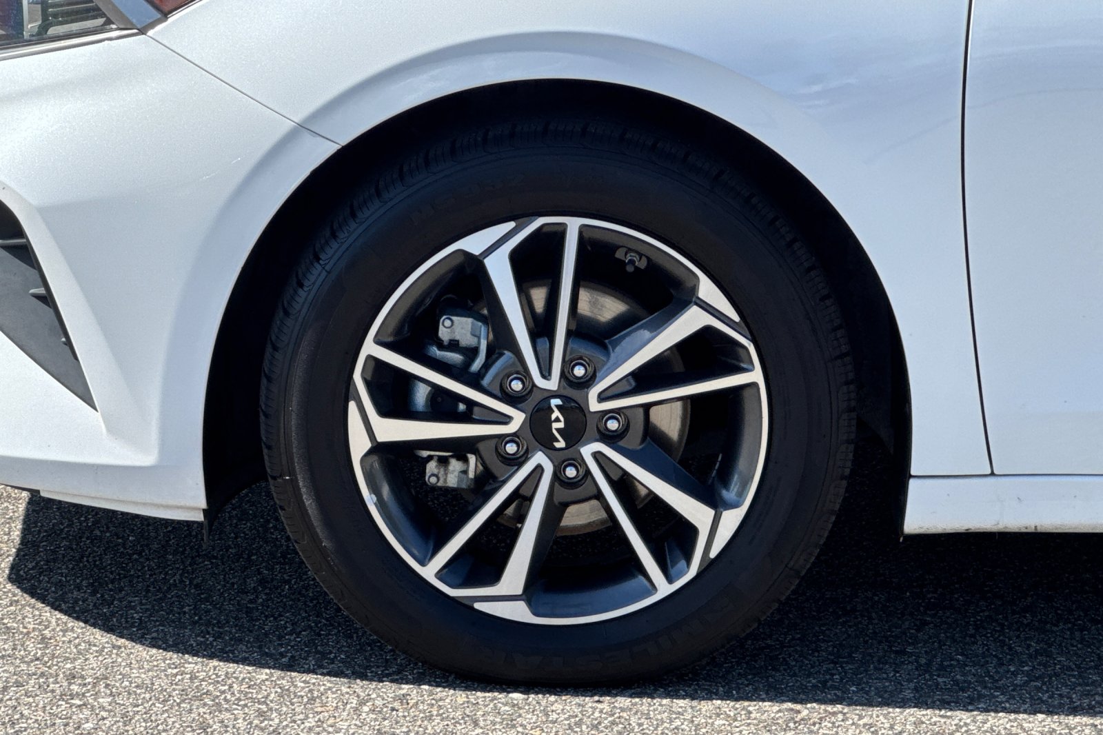 Used 2022 Snow White Pearl Kia LXS image 24