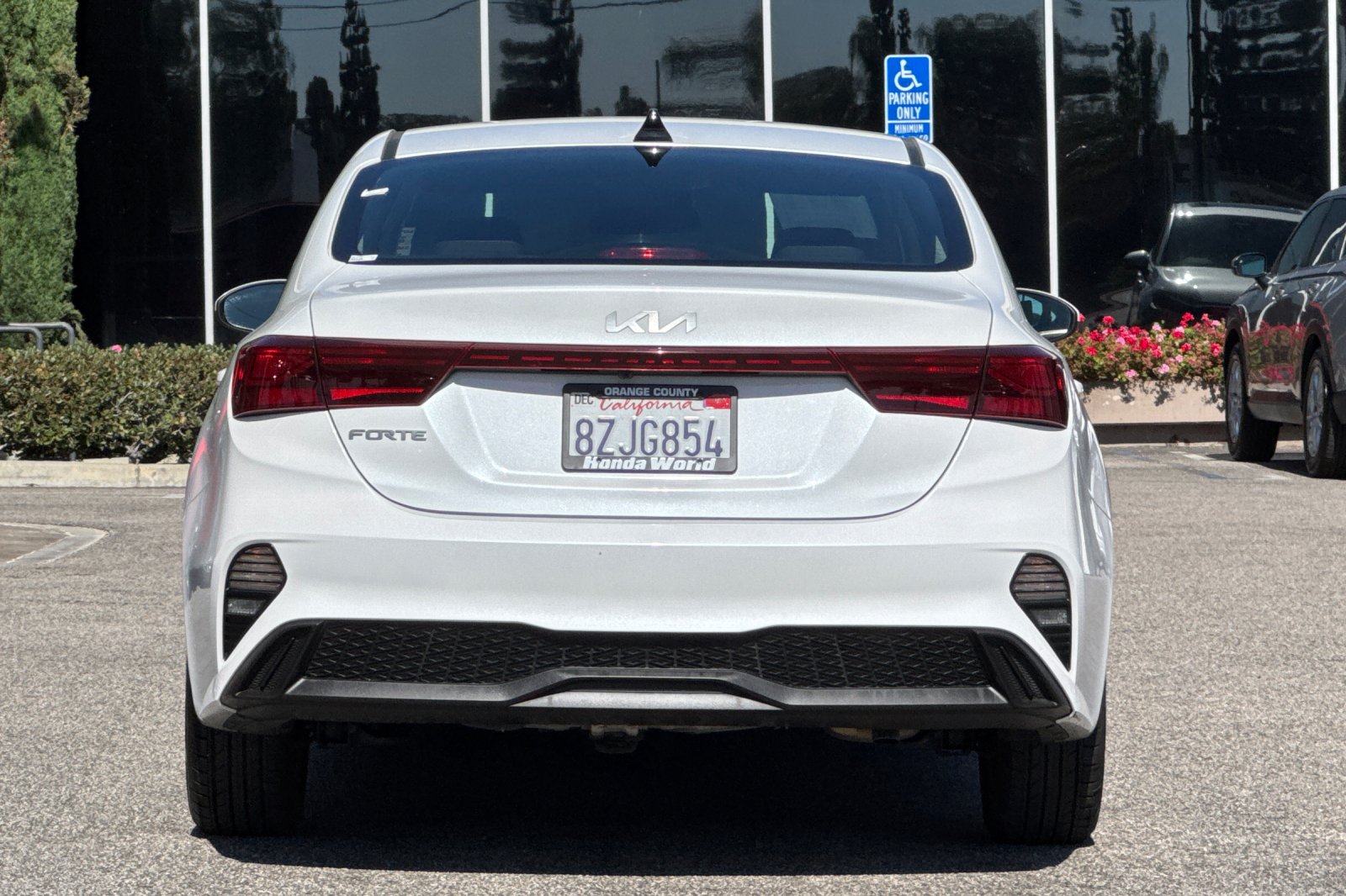 Used 2022 Snow White Pearl Kia LXS image 5