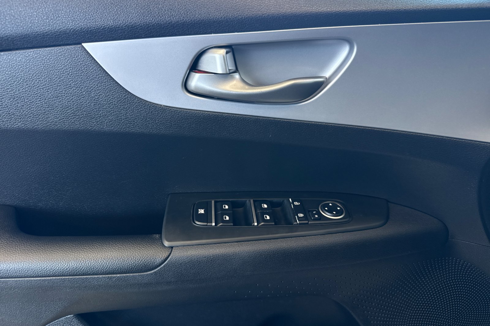 Used 2022 Snow White Pearl Kia LXS image 11