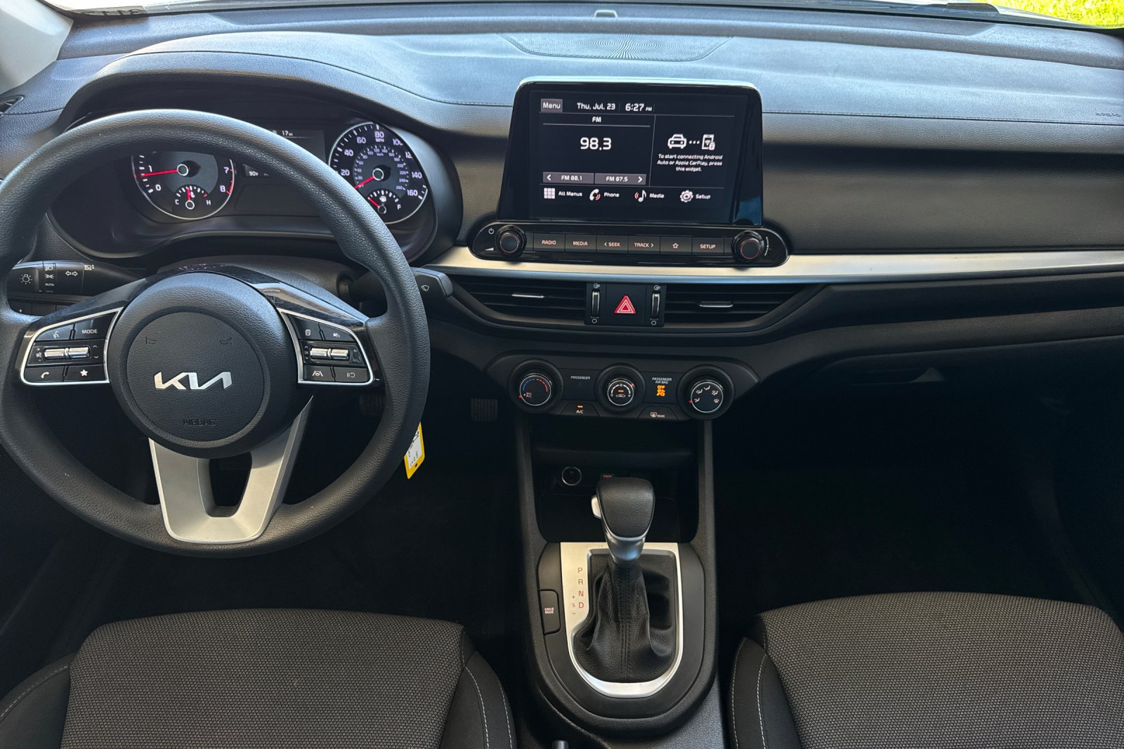 Used 2022 Snow White Pearl Kia LXS image 13