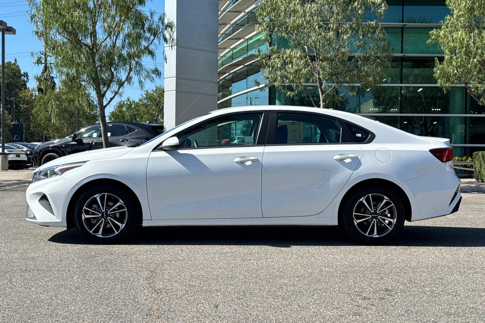 Used 2022 Snow White Pearl Kia LXS image 7