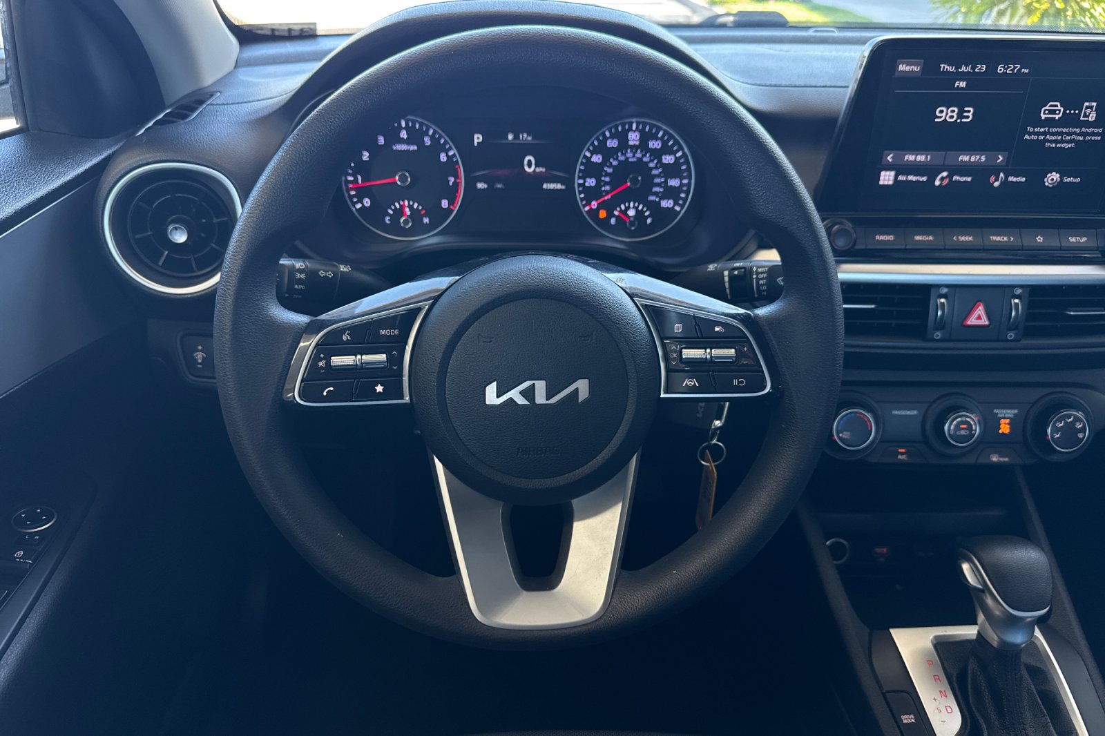 Used 2022 Snow White Pearl Kia LXS image 14