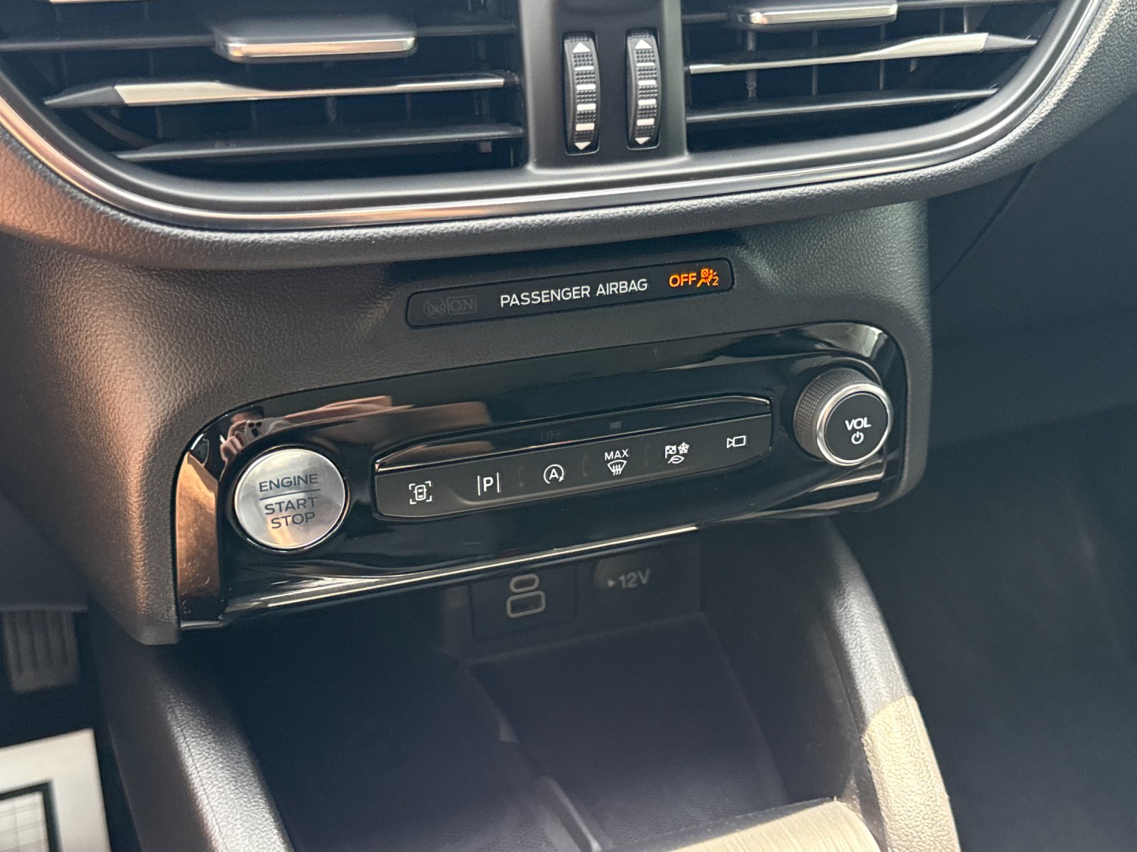 Used 2024  Ford Platinum image 19