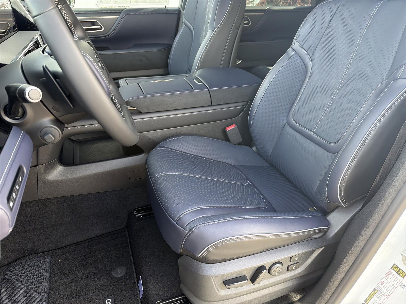 New 2026 RADIANT WHITE INFINITI Sport 4WD image 34