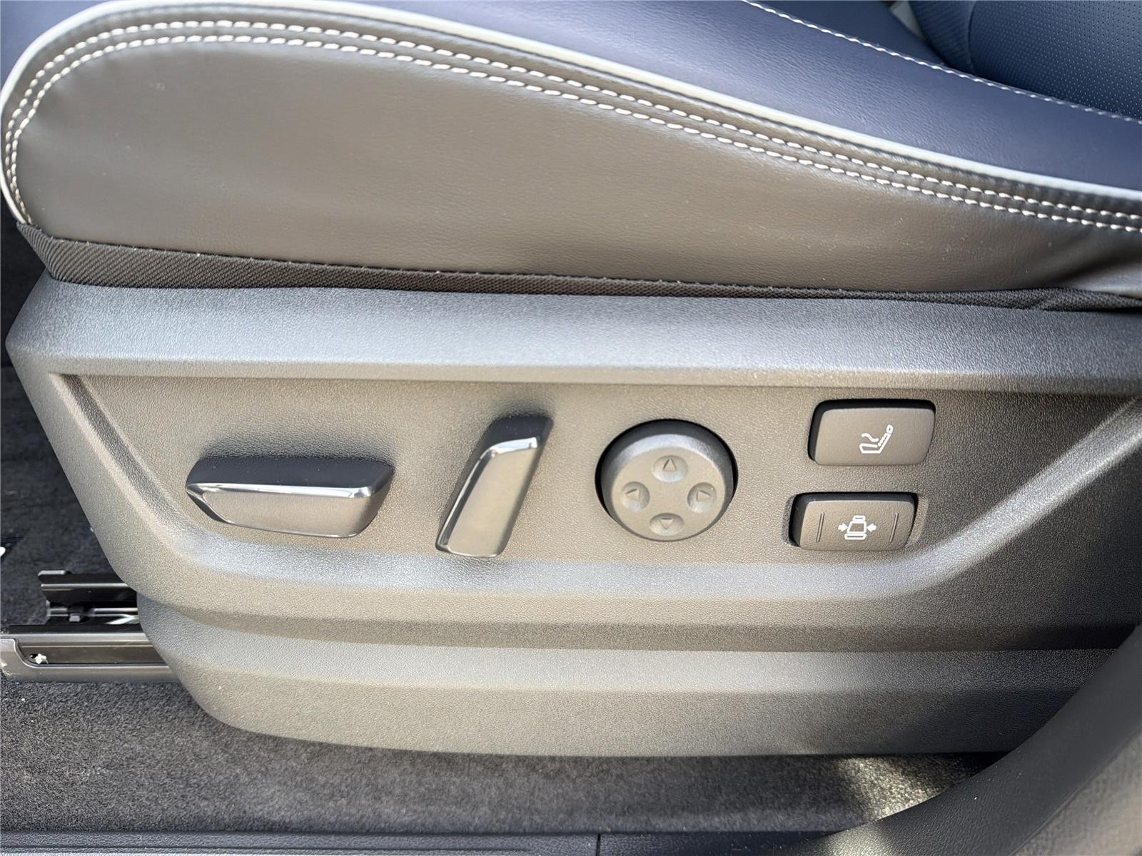 New 2026 RADIANT WHITE INFINITI Sport 4WD image 36