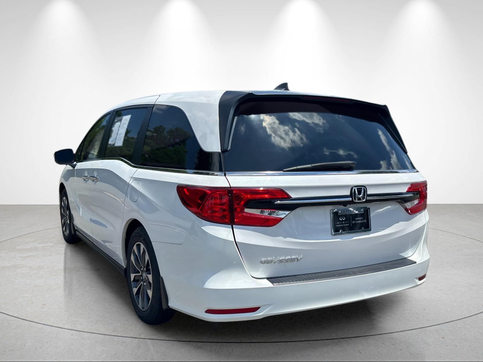 Used 2024 Platinum White Pearl Honda EX-L image 3