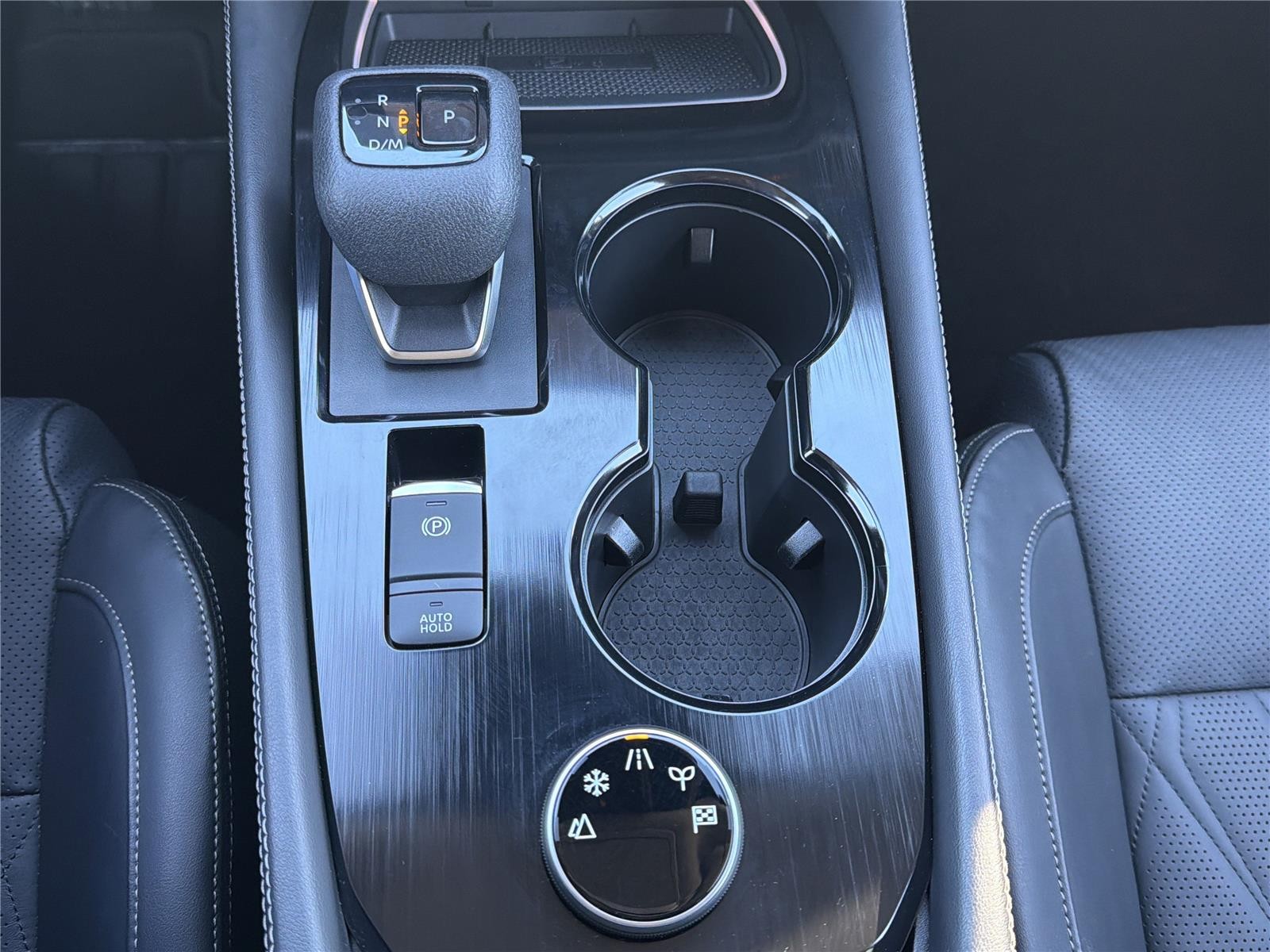 Used 2023 Caspian Blue Metallic Nissan Platinum image 17