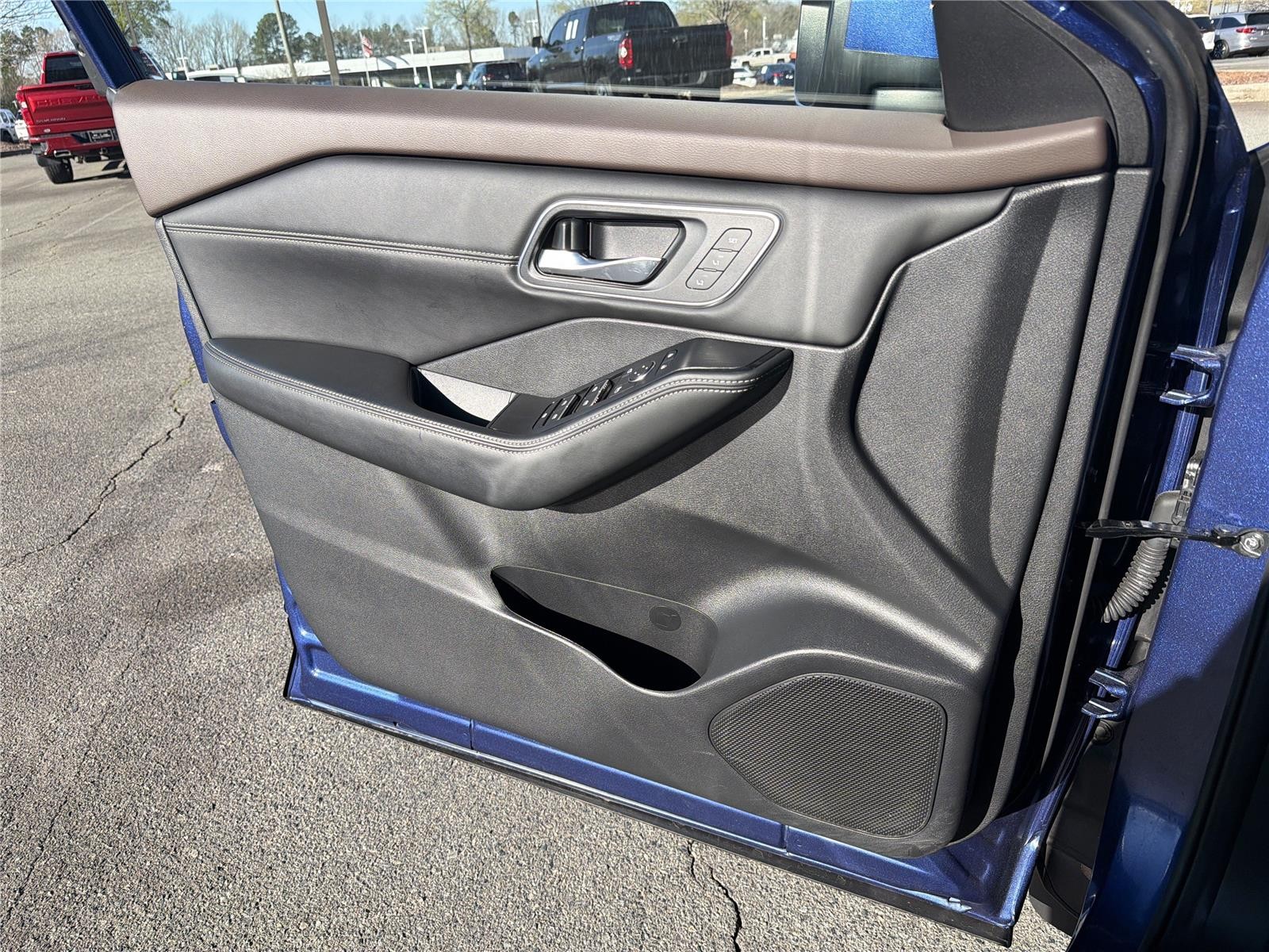Used 2023 Caspian Blue Metallic Nissan Platinum image 24