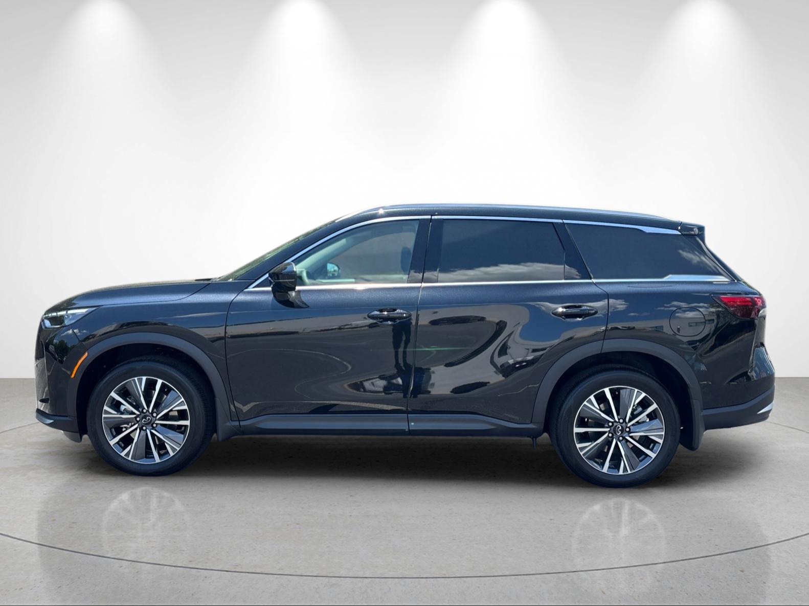 New 2027 MINERAL BLACK INFINITI Luxe FWD image 2