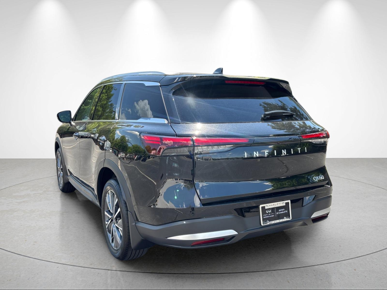 New 2027 MINERAL BLACK INFINITI Luxe FWD image 3