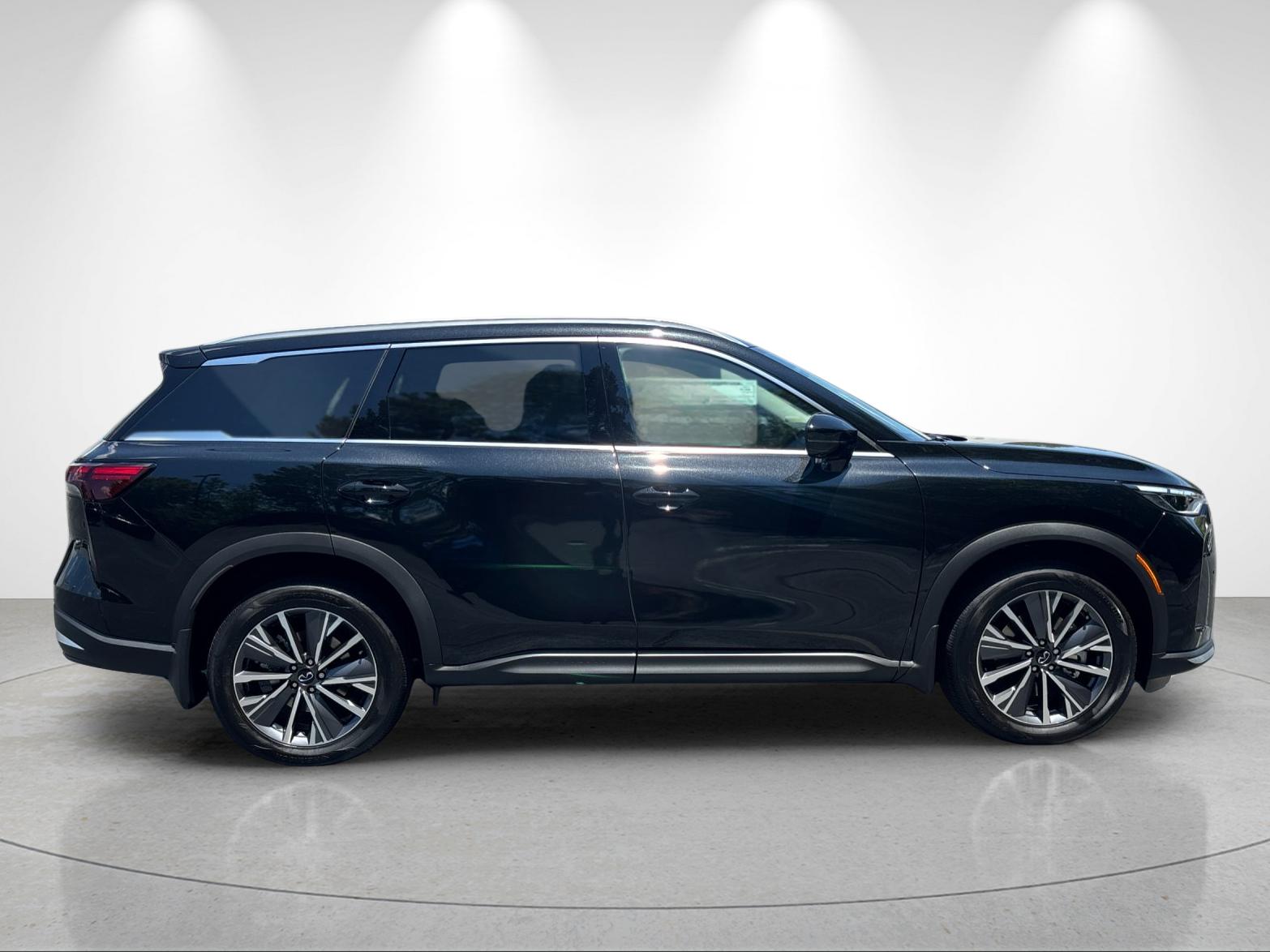 New 2027 MINERAL BLACK INFINITI Luxe FWD image 6