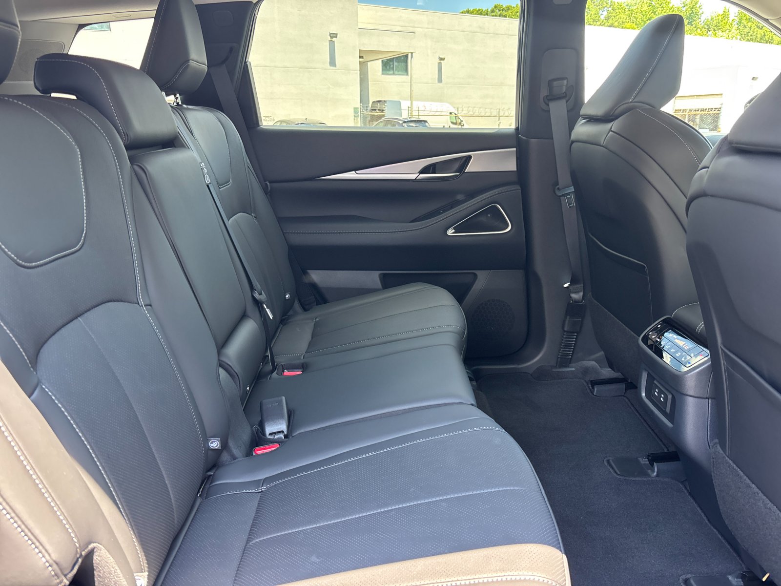 New 2027 MINERAL BLACK INFINITI Luxe FWD image 38