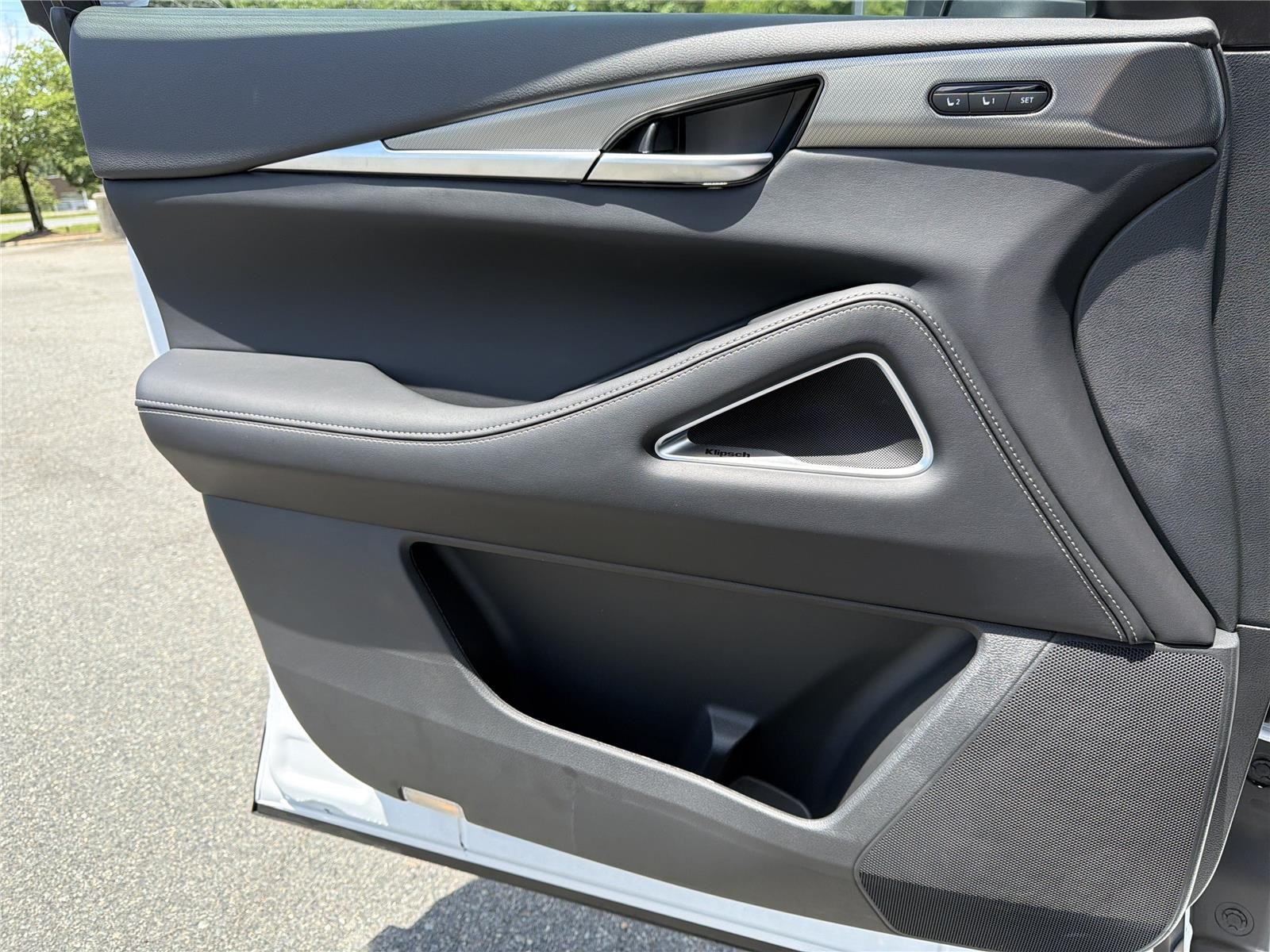 New 2027 DEEP EMERALD INFINITI Luxe FWD image 22