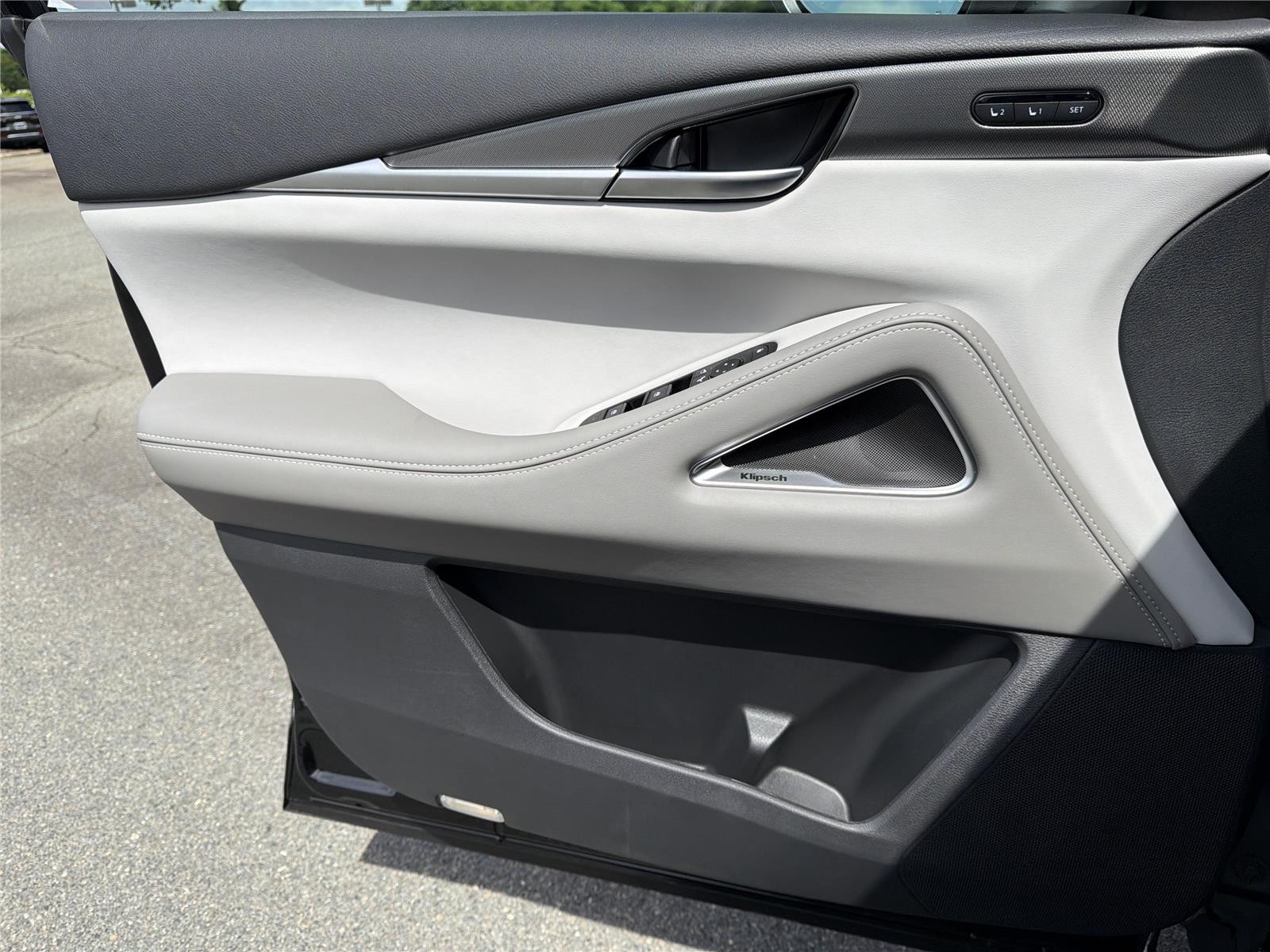 New 2027 MINERAL BLACK INFINITI Luxe FWD image 22