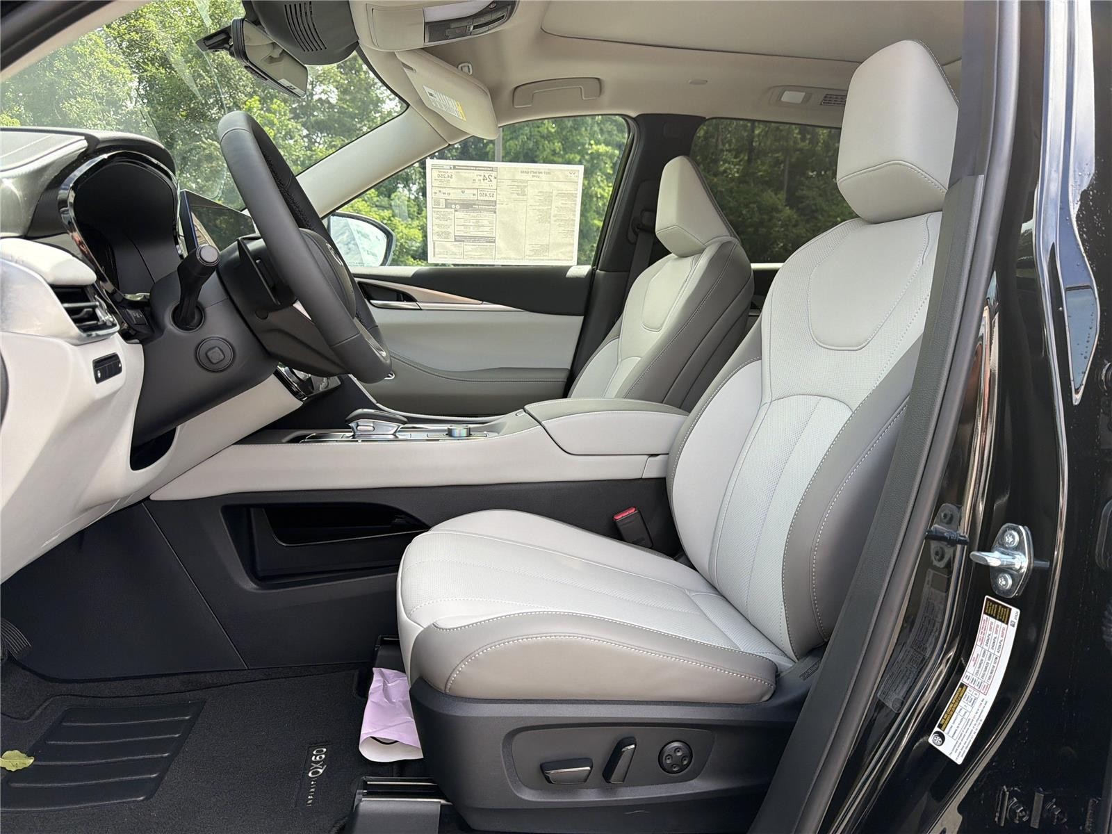 New 2027 MINERAL BLACK INFINITI Luxe FWD image 24